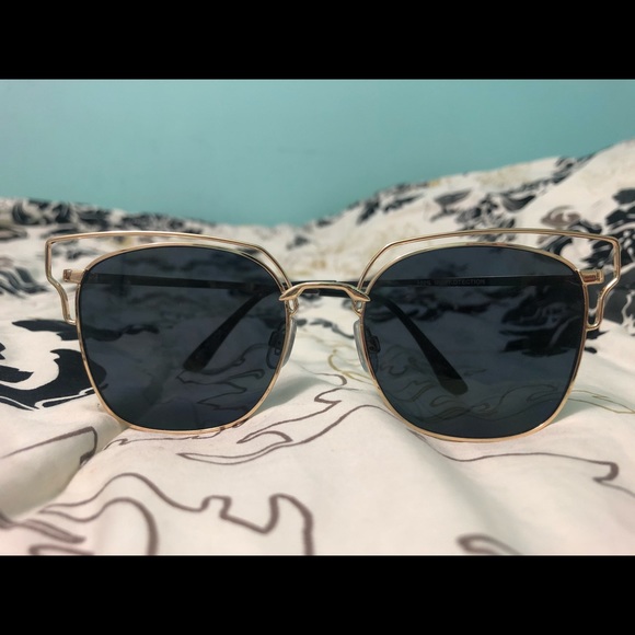 Sunglasses- black lenses with gold frames - Picture 1 of 3